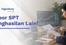 Seorang pria sedang menganalisis grafik saham di monitor dan mencatat laporan investasi untuk lapor SPT Penghasilan Lain.
