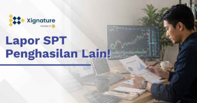 Seorang pria sedang menganalisis grafik saham di monitor dan mencatat laporan investasi untuk lapor SPT Penghasilan Lain.