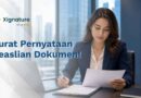 Seorang wanita profesional mengenakan blazer biru sedang meneliti dokumen fisik di meja kerja kantor sebelum menandatangani surat pernyataan keaslian dokumen.