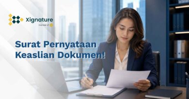 Seorang wanita profesional mengenakan blazer biru sedang meneliti dokumen fisik di meja kerja kantor sebelum menandatangani surat pernyataan keaslian dokumen.