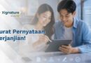Sepasang pria dan wanita tersenyum bersama saat menandatangani draf dokumen surat pernyataan perjanjian digital menggunakan stylus pen di atas tablet.