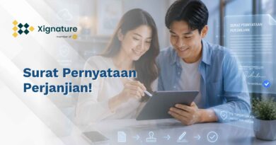 Sepasang pria dan wanita tersenyum bersama saat menandatangani draf dokumen surat pernyataan perjanjian digital menggunakan stylus pen di atas tablet.