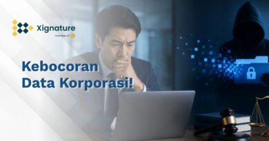 Ilustrasi seorang pebisnis cemas di depan laptop menghadapi ancaman kebocoran data korporasi oleh hacker di samping simbol palu hakim sebagai risiko hukum.