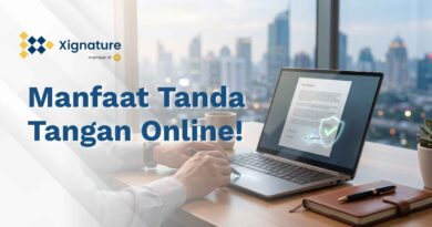 Seorang profesional sedang menggunakan fitur tanda tangan online pada dokumen digital di laptop dengan verifikasi keamanan yang sah.