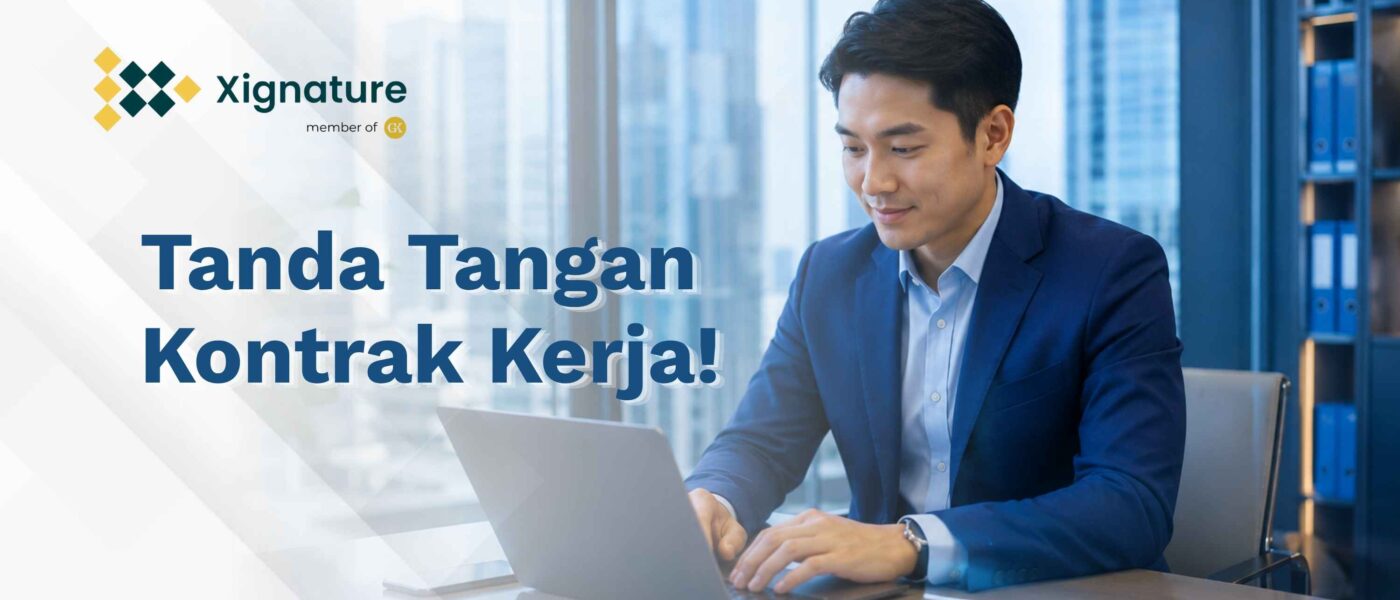 Seorang profesional atau karyawan baru mengenakan jas biru sedang tersenyum meninjau dan melakukan tanda tangan kontrak kerja digital melalui laptop di ruang kantor.