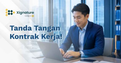 Seorang profesional atau karyawan baru mengenakan jas biru sedang tersenyum meninjau dan melakukan tanda tangan kontrak kerja digital melalui laptop di ruang kantor.