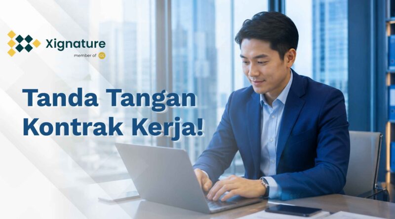 Seorang profesional atau karyawan baru mengenakan jas biru sedang tersenyum meninjau dan melakukan tanda tangan kontrak kerja digital melalui laptop di ruang kantor.