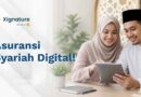 Sepasang suami istri muslim tersenyum bersama sambil meninjau akad polis asuransi syariah digital pada perangkat tablet di dalam ruangan berornamen islami.