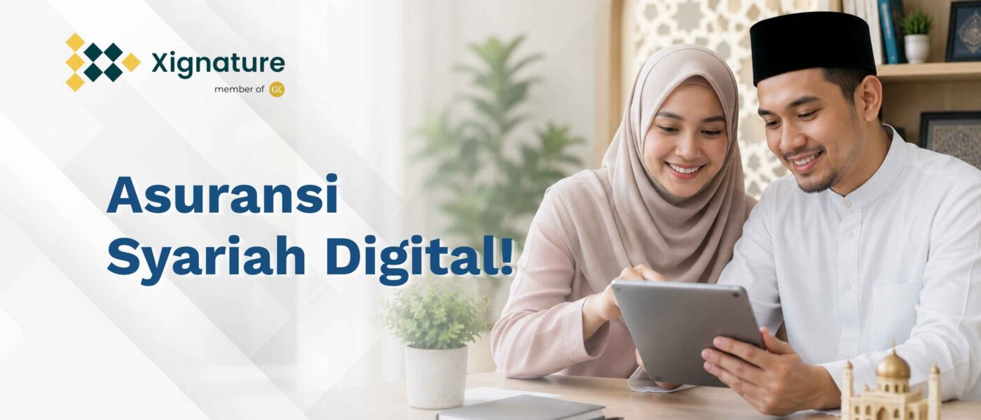 Sepasang suami istri muslim tersenyum bersama sambil meninjau akad polis asuransi syariah digital pada perangkat tablet di dalam ruangan berornamen islami.