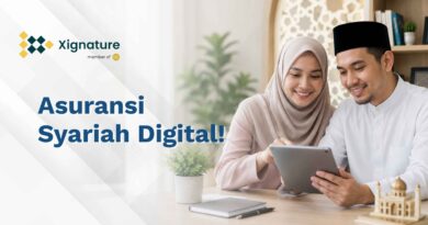 Sepasang suami istri muslim tersenyum bersama sambil meninjau akad polis asuransi syariah digital pada perangkat tablet di dalam ruangan berornamen islami.
