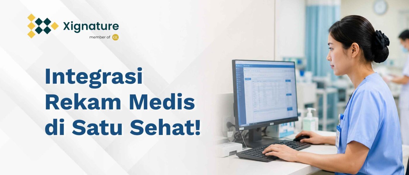 Seorang tenaga medis wanita sedang mengoperasikan komputer untuk mengelola data integrasi rekam medis elektronik pasien di rumah sakit.