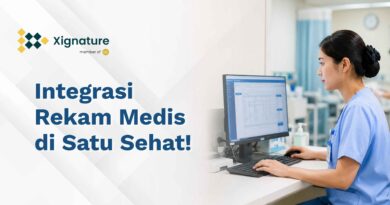 Seorang tenaga medis wanita sedang mengoperasikan komputer untuk mengelola data integrasi rekam medis elektronik pasien di rumah sakit.