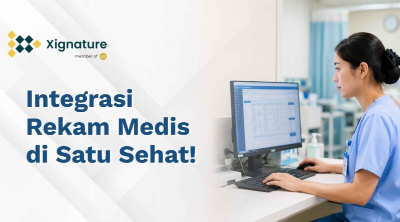 Seorang tenaga medis wanita sedang mengoperasikan komputer untuk mengelola data integrasi rekam medis elektronik pasien di rumah sakit.
