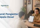 Seorang Kepala Desa berseragam dinas resmi tersenyum ramah sambil menunjukkan layar tablet digital kepada seorang warga di dalam Kantor Kepala Desa sebagai ilustrasi digitalisasi pelayanan surat pengantar.