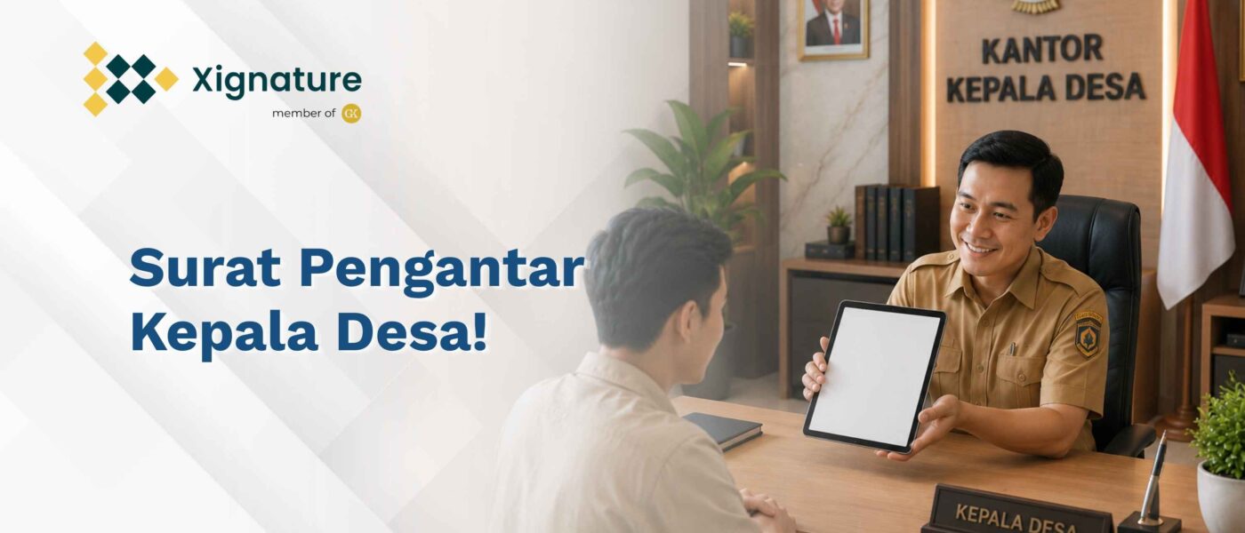 Seorang Kepala Desa berseragam dinas resmi tersenyum ramah sambil menunjukkan layar tablet digital kepada seorang warga di dalam Kantor Kepala Desa sebagai ilustrasi digitalisasi pelayanan surat pengantar.
