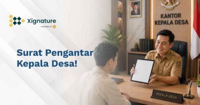 Seorang Kepala Desa berseragam dinas resmi tersenyum ramah sambil menunjukkan layar tablet digital kepada seorang warga di dalam Kantor Kepala Desa sebagai ilustrasi digitalisasi pelayanan surat pengantar.