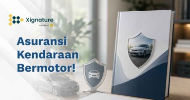 Visual banner dari file Add a subheading.jpg ini terlihat sangat solid dan profesional, Cad! Berbeda dengan visual asuransi mobil sebelumnya yang menampilkan interaksi manusia, desain kali ini mengusung pendekatan simbolis yang elegan dengan menonjolkan elemen perlindungan aset secara langsung. Kombinasi buku polis asuransi tebal dengan emblem perisai bergambar mobil, ikon perisai metalik kecil di atas meja, serta maket mobil sedan abu-abu di latar belakang memberikan impresi keamanan yang kokoh. Visual ini sangat pas untuk meyakinkan audiens bahwa dokumen asuransi mereka terlindungi dengan proteksi tingkat tinggi. Sangat ideal dipasang sebagai Hero Image di bagian paling atas artikel blog. Berikut adalah penjabaran metadata SEO yang akurat untuk gambarmu: Optimasi Metadata Gambar Alt Text: Sebuah buku polis asuransi kendaraan bermotor dengan logo perisai pelindung bergambar mobil bersanding dengan maket mobil sedan di atas meja kerja kantor.