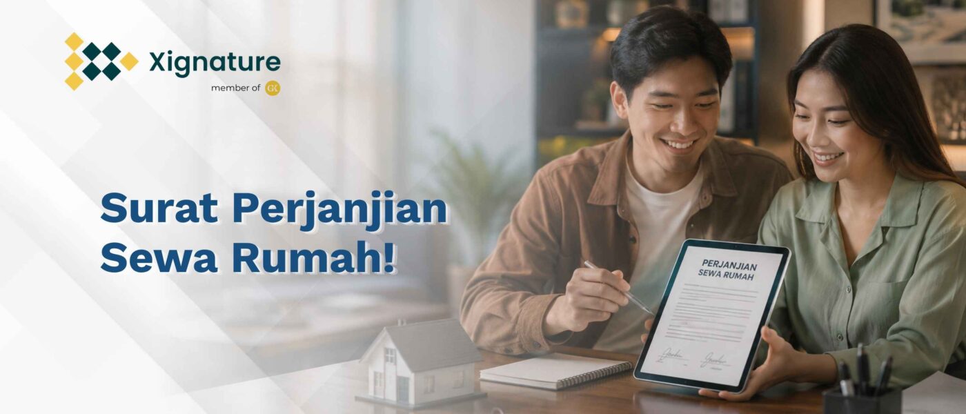Sepasang pria dan wanita muda tersenyum bersama sambil menunjukkan dokumen kontrak surat perjanjian sewa rumah digital yang sudah ditandatangani di layar tablet.