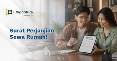 Sepasang pria dan wanita muda tersenyum bersama sambil menunjukkan dokumen kontrak surat perjanjian sewa rumah digital yang sudah ditandatangani di layar tablet.