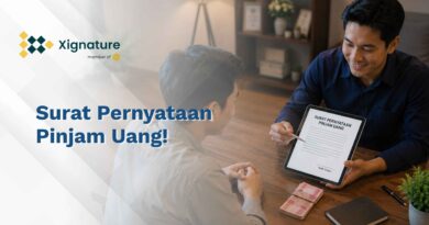 Dua orang pria sedang melakukan transaksi keuangan di mana salah satunya menunjukkan dokumen surat pernyataan pinjam uang digital di layar tablet dengan tumpukan uang tunai di atas meja.