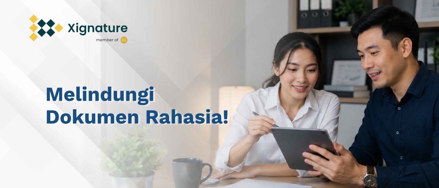 Dua orang profesional pria dan wanita di kantor sedang bekerja sama meninjau berkas penting di layar tablet digital menggunakan stylus pen.