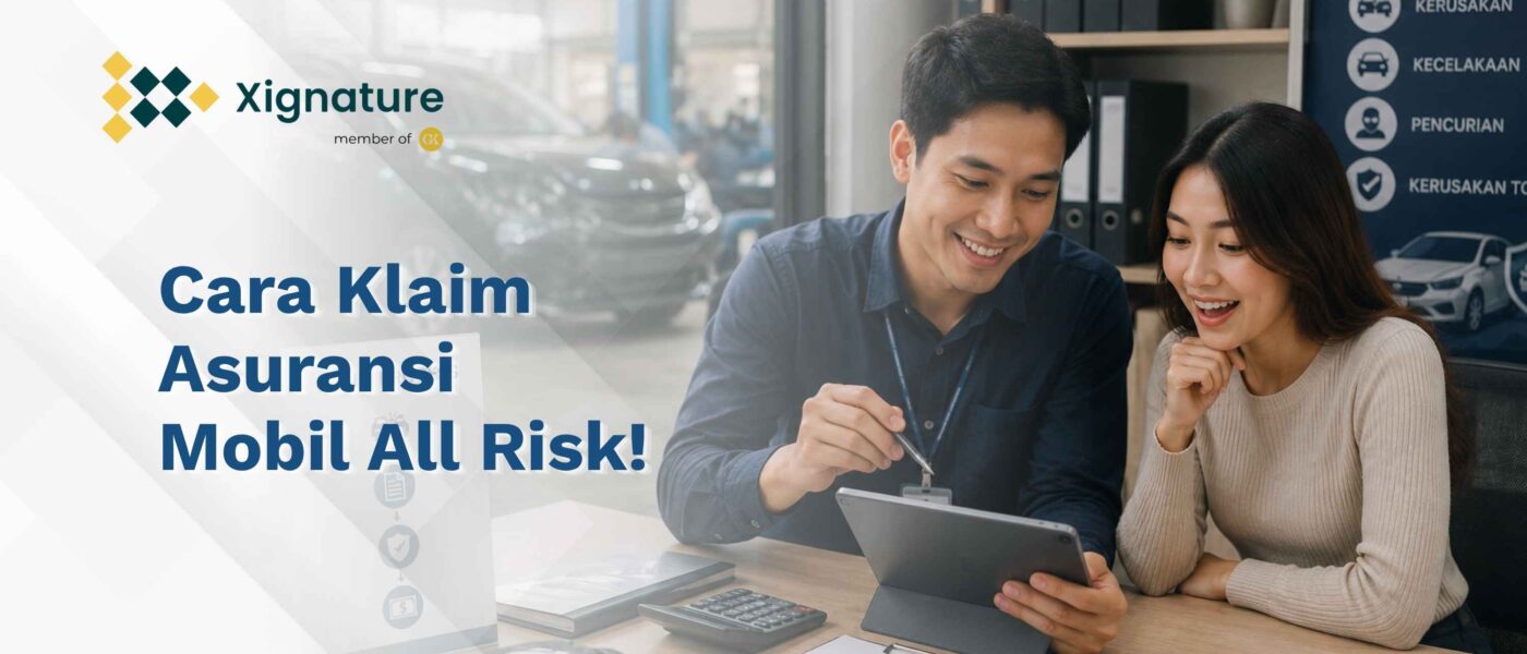 Seorang agen asuransi pria sedang mengedukasi nasabah wanita mengenai cara pengajuan klaim asuransi mobil All Risk secara digital menggunakan perangkat tablet di kantor.