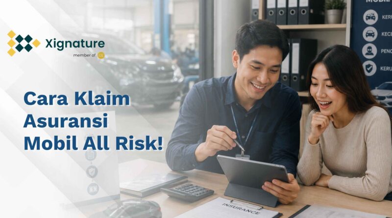 Seorang agen asuransi pria sedang mengedukasi nasabah wanita mengenai cara pengajuan klaim asuransi mobil All Risk secara digital menggunakan perangkat tablet di kantor.