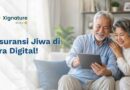 Sepasang lansia pria dan wanita tersenyum bahagia bersama di sofa sambil melihat dokumen polis asuransi jiwa digital pada perangkat tablet di ruang tamu.
