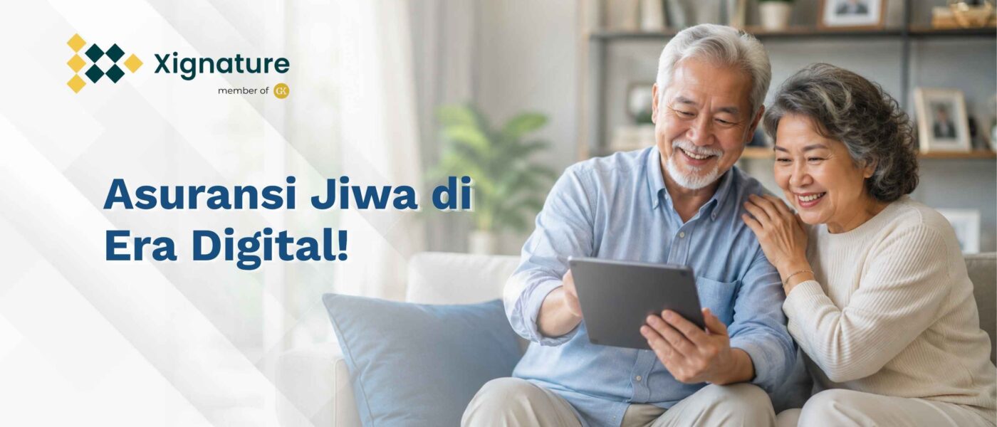 Sepasang lansia pria dan wanita tersenyum bahagia bersama di sofa sambil melihat dokumen polis asuransi jiwa digital pada perangkat tablet di ruang tamu.
