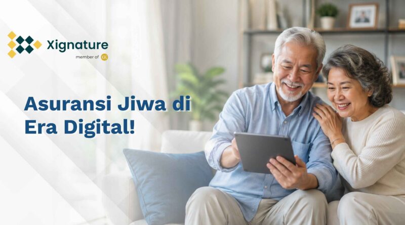 Sepasang lansia pria dan wanita tersenyum bahagia bersama di sofa sambil melihat dokumen polis asuransi jiwa digital pada perangkat tablet di ruang tamu.