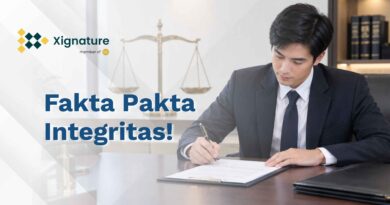 Pria berjas menandatangani dokumen pakta integritas di meja kerja dengan latar timbangan keadilan, logo Xignature