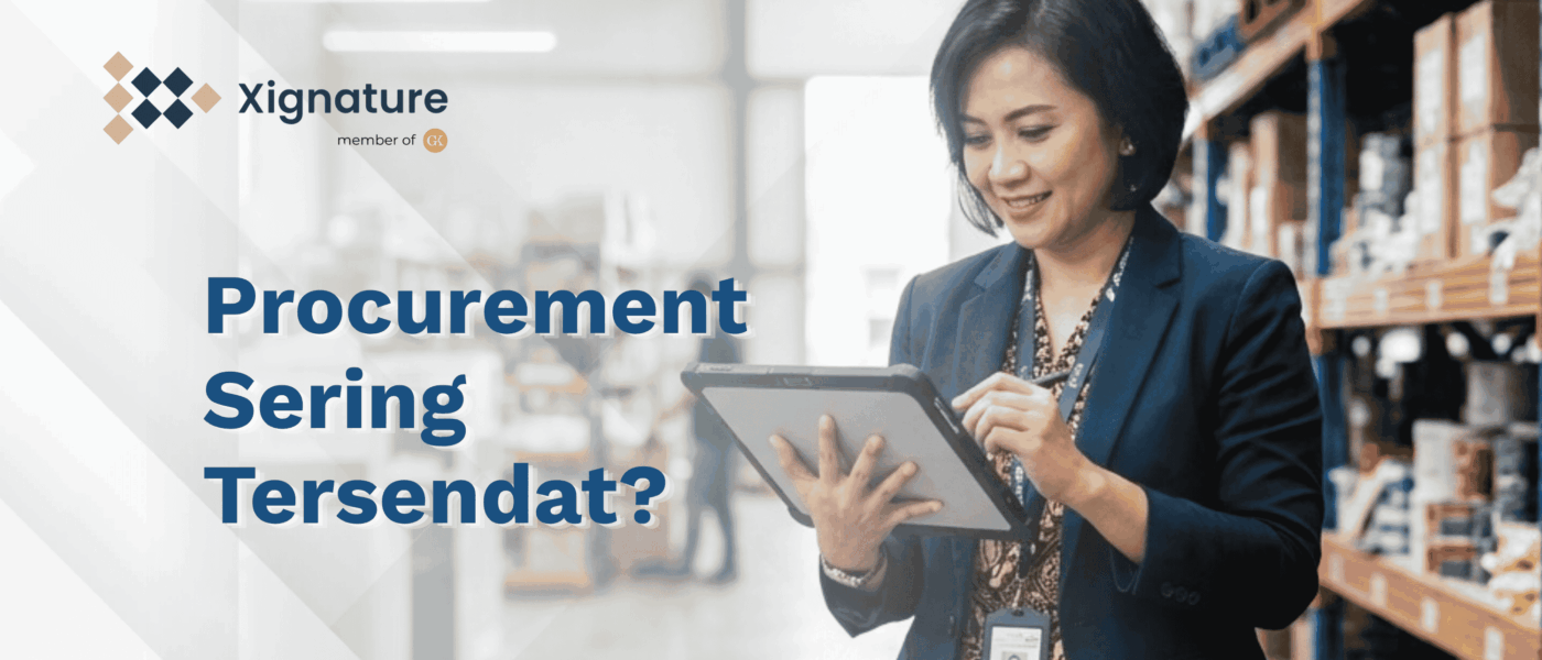 Manajer procurement menyetujui dokumen pengadaan barang secara digital lewat tablet