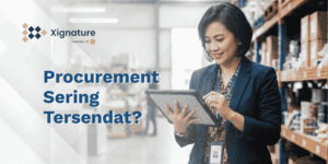 Manajer procurement menyetujui dokumen pengadaan barang secara digital lewat tablet