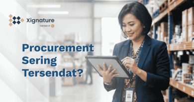 Manajer procurement menyetujui dokumen pengadaan barang secara digital lewat tablet
