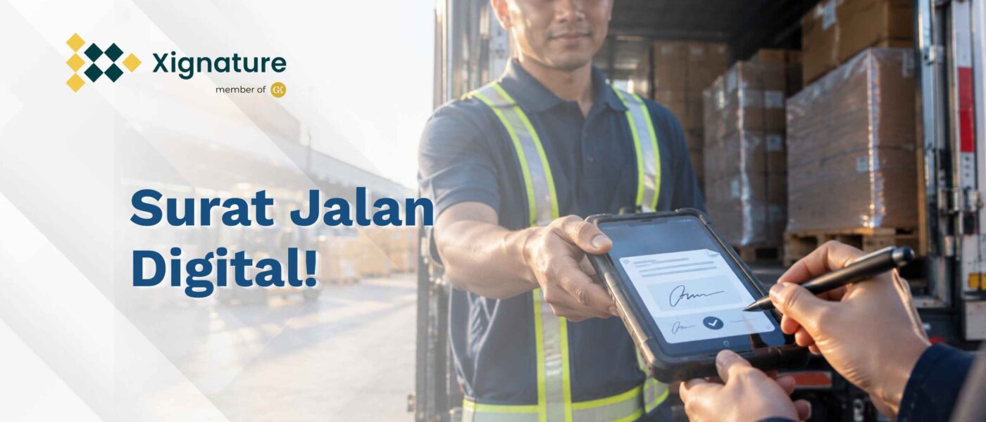 Foto sopir truk menyerahkan surat jalan digital ke penerima barang di gudang