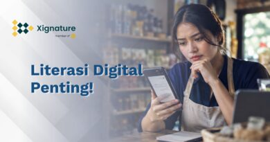 Pemilik usaha online memeriksa keaslian dokumen digital lewat smartphone, ilustrasi literasi digital dan keamanan siber