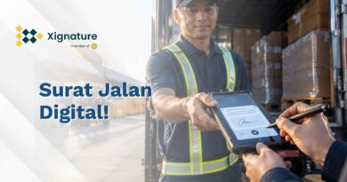 Foto sopir truk menyerahkan surat jalan digital ke penerima barang di gudang