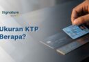 Dua kartu berukuran sama diletakkan di samping penggaris untuk membandingkan ukuran KTP