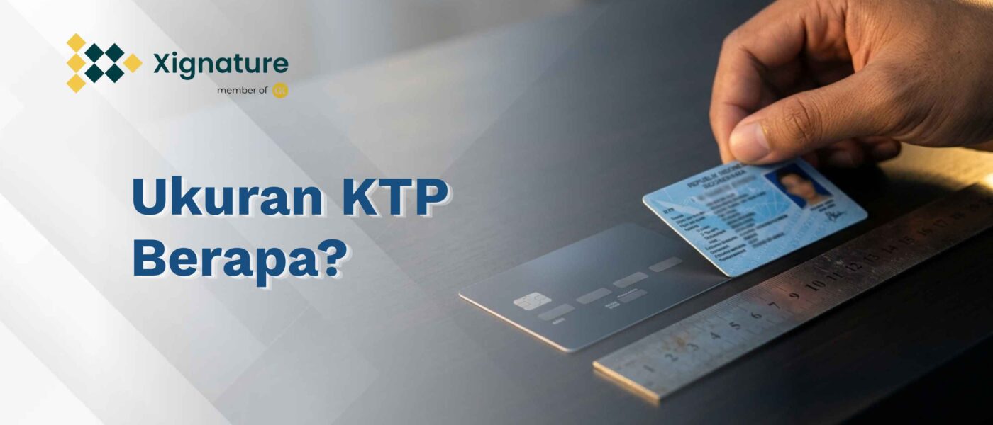 Dua kartu berukuran sama diletakkan di samping penggaris untuk membandingkan ukuran KTP