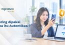 Perempuan memverifikasi identitas dengan pemindaian wajah di ponsel sebelum login.