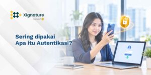 Perempuan memverifikasi identitas dengan pemindaian wajah di ponsel sebelum login.