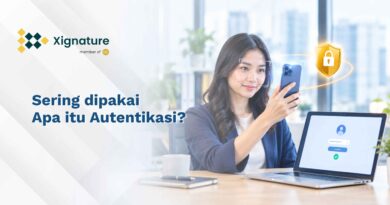 Perempuan memverifikasi identitas dengan pemindaian wajah di ponsel sebelum login.