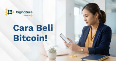 Ponsel menampilkan aplikasi Bitcoin dengan ikon perisai terverifikasi di samping koin emas