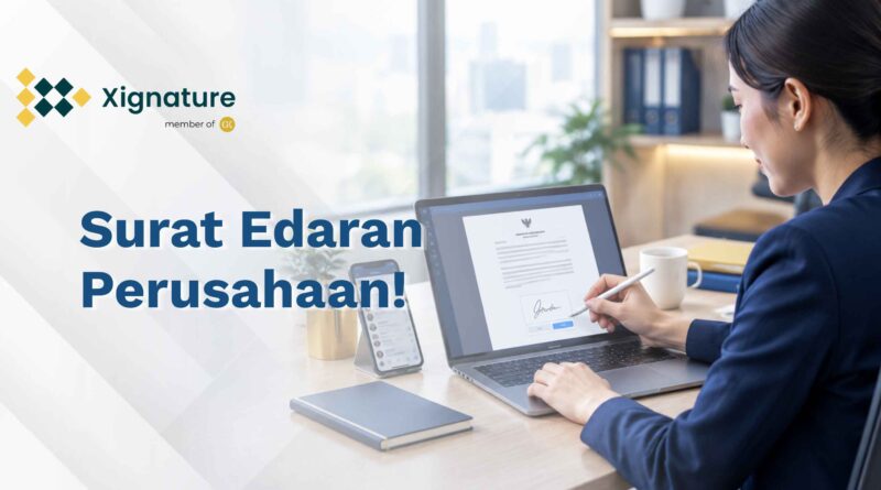 Staf HR menandatangani contoh surat edaran perusahaan secara digital di laptop, dengan ponsel berisi grup chat di sampingnya