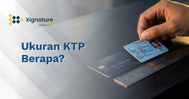 Dua kartu berukuran sama diletakkan di samping penggaris untuk membandingkan ukuran KTP
