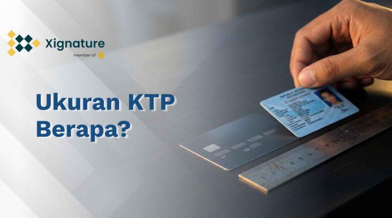 Dua kartu berukuran sama diletakkan di samping penggaris untuk membandingkan ukuran KTP
